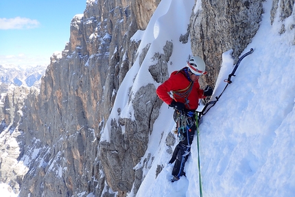 Alchimia, Cima de Gasperi, Civetta, Dolomiti, Emanuele Andreozzi, Santiago Padrós - Emanuele Andreozzi durante l'apertura di Alchimia alla Cima de Gasperi in Civetta (Dolomiti)