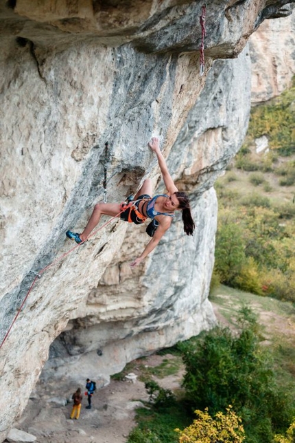 Dinara Fakhritdinova repeats Max Factor in Crimea, becomes first Russian woman to climb 9a