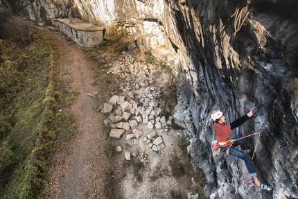 Alessandro Larcher, Bombo Balla, Bus de Vela - Alessandro Larcher sale in stile greenpoint, ovvero trad, la via d'arrampicata sportiva gradata 8b+ Bombo Balla al Bus de Vela, ottobre 2020