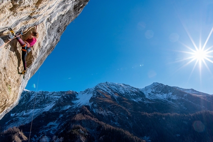 Val Sapin, Courmayeur, Valle d’Aosta - Federica Mingolla in arrampicata in Val Sapin sopra Courmayeur, Valle d’Aosta