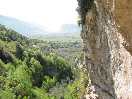 Massone Arco - La falesia Massone con vista verso sud e il Lago di Garda