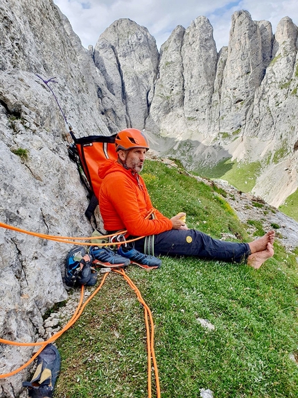 Vallaccia, Piramide Armani, Dolomiti, Diego Mabboni, Esiste un’altra vita, Andrea Cazzanelli, Diego Mabboni, Fabio Poli - Esiste un’altra vita alla Piramide Armani in Vallaccia, Dolomiti (Andrea Cazzanelli, Diego Mabboni, Fabio Poli 2019-2020)