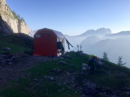 Vallaccia, Piramide Armani, Dolomiti, Diego Mabboni, Esiste un’altra vita, Andrea Cazzanelli, Diego Mabboni, Fabio Poli - Esiste un’altra vita alla Piramide Armani in Vallaccia, Dolomiti (Andrea Cazzanelli, Diego Mabboni, Fabio Poli 2019-2020)