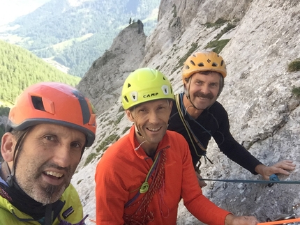 Vallaccia, Piramide Armani, Dolomiti, Diego Mabboni, Esiste un’altra vita, Andrea Cazzanelli, Diego Mabboni, Fabio Poli - Esiste un’altra vita alla Piramide Armani in Vallaccia, Dolomiti (Andrea Cazzanelli, Diego Mabboni, Fabio Poli 2019-2020)