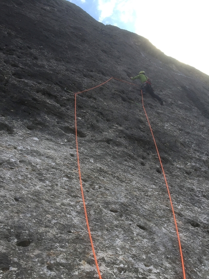 Vallaccia, Piramide Armani, Dolomiti, Diego Mabboni, Esiste un’altra vita, Andrea Cazzanelli, Diego Mabboni, Fabio Poli - Esiste un’altra vita alla Piramide Armani in Vallaccia, Dolomiti (Andrea Cazzanelli, Diego Mabboni, Fabio Poli 2019-2020)