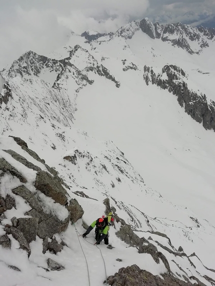 Tra cuore e pensiero, Cima Busazza, Adamello Presanella, Martin Giovanazzi, Davide Miori - Martin Giovanazzi e Davide Miori durante l'apertura di Tra cuore e pensiero alla Cima Busazza (Adamello - Presanella) il 29/05/2021