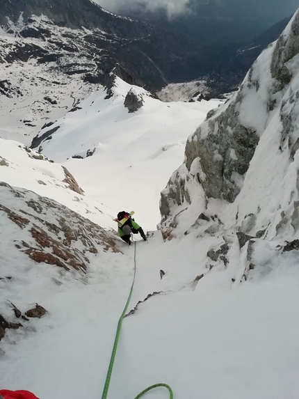 Tra cuore e pensiero, Cima Busazza, Adamello Presanella, Martin Giovanazzi, Davide Miori - Martin Giovanazzi e Davide Miori durante l'apertura di Tra cuore e pensiero alla Cima Busazza (Adamello - Presanella) il 29/05/2021