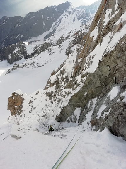 Tra cuore e pensiero, Cima Busazza, Adamello Presanella, Martin Giovanazzi, Davide Miori - Martin Giovanazzi e Davide Miori durante l'apertura di Tra cuore e pensiero alla Cima Busazza (Adamello - Presanella) il 29/05/2021