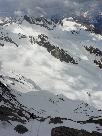 Tra cuore e pensiero, Cima Busazza, Adamello Presanella, Martin Giovanazzi, Davide Miori - Martin Giovanazzi e Davide Miori durante l'apertura di Tra cuore e pensiero alla Cima Busazza (Adamello - Presanella) il 29/05/2021