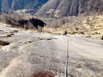 Orizzonte Perduto, Val Bodengo, La Gobba dell’Elefante, Emanuele Capelli, Simone Manzi - Simone Manzi sul quarto tiro di La Gobba dell’Elefante all'Orizzonte Perduto in Val Bodengo