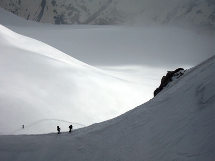 SuperAlp! traversata con mezzi sostenibili delle Alpi - Monte Bianco: Catapultati a 3840m. La funivia che si incastra tra il ghiaccio e subito dopo i passi barcollanti attraverso una galleria buia e umida. La magnificenza dei giochi di luce all’esterno...