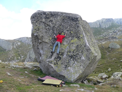 Giuliano Cameroni - Giuliano Cameroni - bouldering at the Gotthard Pass