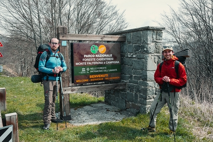 Foreste Casentinesi, Sentiero Italia, Gian Luca Gasca, Linea 7000 - Gian Luca Gasca e Alessandro Carnevali all'entrata del Parco Nazionale Foreste Casentinesi