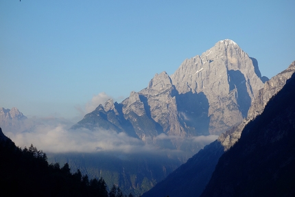 Anima Fragile, Croz dei Camorz, Civetta, Dolomiti, Alessandro Beber, Alberto Fedrizzi, Martina Paolazzi - Alba sul M. Agner, visto durante l'apertura di Anima Fragile sullo Spigolo Sud-Ovest del Col dei Camorz (Civetta, Dolomiti)