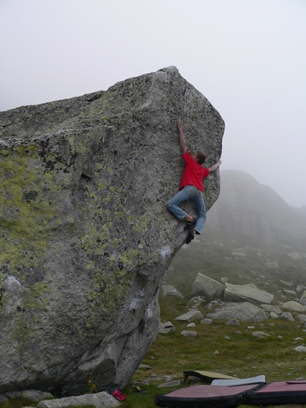 Giuliano Cameroni - Giuliano Cameroni - bouldering at the Gotthard Pass