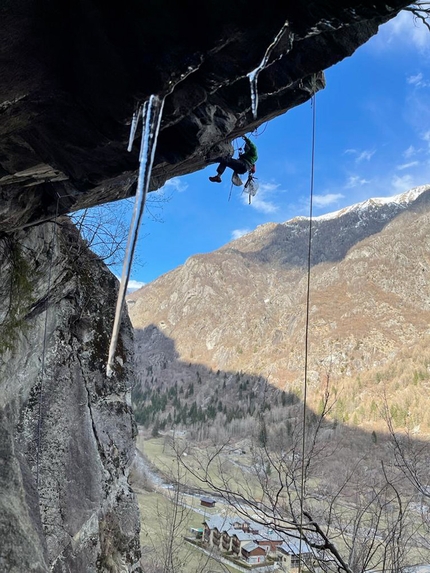 Val Masino arrampicata, Zona Rossa - Val Masino Zona Rossa: Simone Pedeferri sugli strapiombi della nuova falesia Acqua Dulza durante i lavori di chiodatura