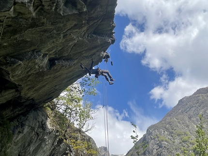 Val Masino arrampicata, Zona Rossa - Simone Pedeferri in chiodatura alla falesia 'Acqua Dulza' in Val Masino