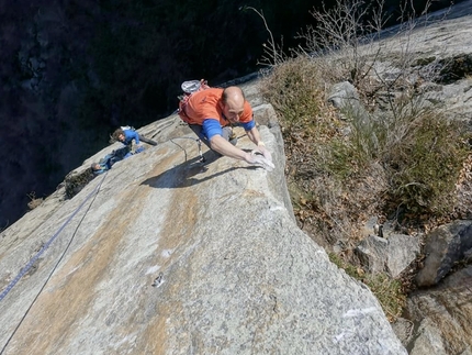 Val Masino arrampicata, Zona Rossa - Simone Pedeferri sull'ultimo tiro di 'Live in Pankow', il vecchio le sente sempre tutte come sbarre.