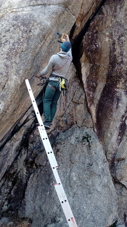 Val Masino arrampicata, Zona Rossa - Max Piazza in chiodatura alla falesia 'Zona Rossa' in Val Masino