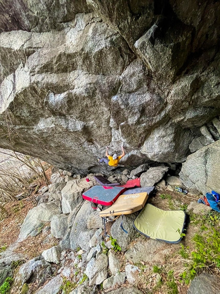 Val Masino arrampicata, Zona Rossa - Simone Pedeferri su 'Zen Circus' uno dei primi blocchi trovati da Maximiliano Piazza nel nuovo settore boulder 'Iperspazio' in Val Masino