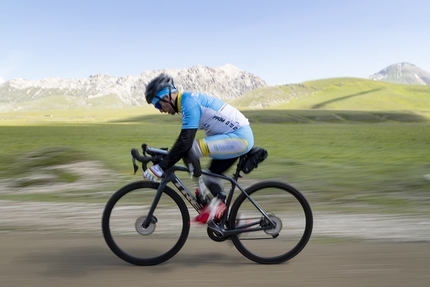 Andrea Lanfri, Gran Sasso, From Coast to Coast - Andrea Lanfri domenica 13 giungo nell’ambito del suo progetto 'From 0 to 0' ha salito il Gran Sasso d’Italia partendo da Montesilvano sulle sponde dell’Adriatico e concludendo il viaggio a Ladispoli sul Mar Tirreno. Oltre 300km non stop, inclusa la salita al Corno Grande (2912m)