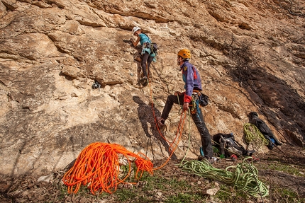 Sojo Bostel, Val d'Assa, Val d'Astico, Fuori di linea, Penna bianca, Ivo Maistrello, Luca Giovannini, Diana Sbabo - Ivo Maistrello e Diana Sbabo sul primo tiro di Fuori di Linea, Sojo Bostel in Val d'Assa