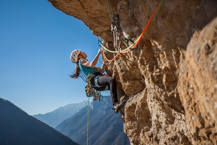 Sojo Bostel, Val d'Assa, Val d'Astico, Fuori di linea, Penna bianca, Ivo Maistrello, Luca Giovannini, Diana Sbabo - Diana Sbabo sul traverso del quarto tiro di Fuori di Linea, Sojo Bostel in Val d'Assa