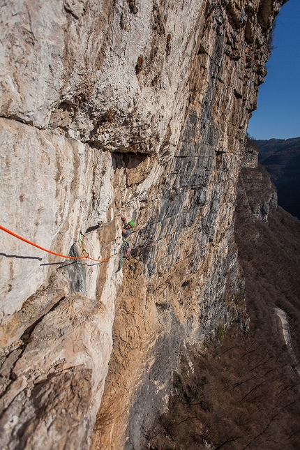 Sojo Bostel, Val d'Assa, Val d'Astico, Fuori di linea, Penna bianca, Ivo Maistrello, Luca Giovannini, Diana Sbabo - Luca Giovannini sul traverso del quarto tiro di Fuori di Linea, Sojo Bostel in Val d'Assa