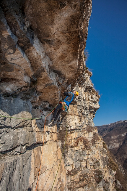 Sojo Bostel, Val d'Assa, Val d'Astico, Fuori di linea, Penna bianca, Ivo Maistrello, Luca Giovannini, Diana Sbabo - Ivo Maistrello sul tetto del decimo tiro di Fuori di Linea, Sojo Bostel in Val d'Assa