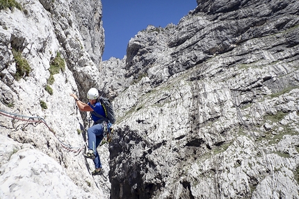 Pale di San Lucano, Dolomiti, La Grande Traversata, Valle dei Sogni, Santiago Padròs, Diego Toigo - Pale di San Lucano, Dolomiti: Diego Toigo sul traverso iniziale per prendere la via Pilastro Bianco alla Terza Pala