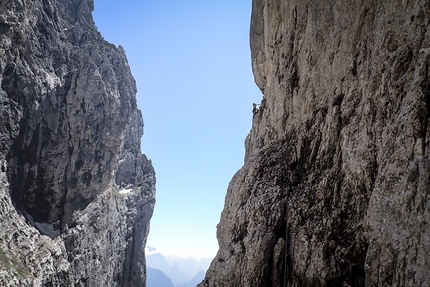 Pale di San Lucano, Dolomiti, La Grande Traversata, Valle dei Sogni, Santiago Padròs, Diego Toigo - Pale di San Lucano, Dolomiti: Santiago Padròs infilando la verticale della via Pilastro Bianco alla Quarta Pala