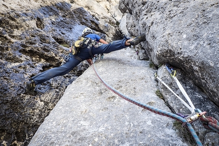 Pale di San Lucano, Dolomiti, La Grande Traversata, Valle dei Sogni, Santiago Padròs, Diego Toigo - Pale di San Lucano, Dolomiti: Diego Toigo nei tiri centrali della via Pilastro Bianco alla Quarta Pala