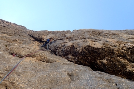 Pale di San Lucano, Dolomiti, La Grande Traversata, Valle dei Sogni, Santiago Padròs, Diego Toigo - Pale di San Lucano, Dolomiti: Diego Toigo nel tiro duro del Pilastro Bianco