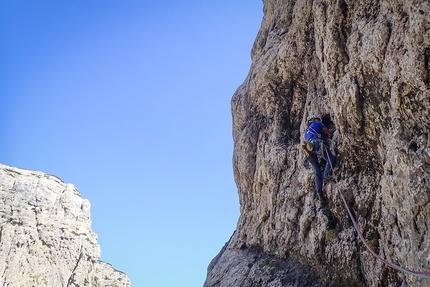 Pale di San Lucano, Dolomiti, La Grande Traversata, Valle dei Sogni, Santiago Padròs, Diego Toigo - Pale di San Lucano, Dolomiti: Diego Toigo impegnato negli ultimi tiri della via Pilastro Bianco alla Terza Pala