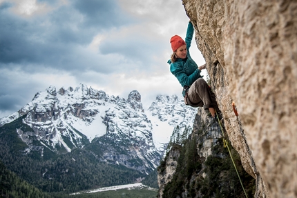 Valle di Landro / Dolorock Climbing Festival - Lisi Steurer in arrampicata nella falesia Balkonien, Valle di Landro. 'Stube e Balkonien si trovano una accanto all’altra, in una splendida posizione sopra il Lago di Landro di color turchese.'