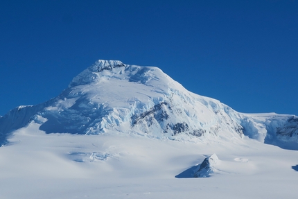 Monte San Valentin, Patagonia, Raimundo De Andraca, Antonio Eguiguren, Sebastian Rojas, Nicolas Valderrama, Galo Viguera - Monte San Valentin in Patagonia, South Face first ski descent (Raimundo De Andraca, Antonio Eguiguren, Sebastian Rojas, Nicolas Valderrama, Galo Viguera 11/2020)