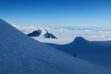 Monte San Valentin, Patagonia, Raimundo De Andraca, Antonio Eguiguren, Sebastian Rojas, Nicolas Valderrama, Galo Viguera - Monte San Valentin in Patagonia, South Face first ski descent (Raimundo De Andraca, Antonio Eguiguren, Sebastian Rojas, Nicolas Valderrama, Galo Viguera 11/2020)