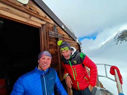 Traversata del Monte Rosa, Andrea Lanfri, Massimo Coda - Andrea Lanfri e Massimo Coda al Il bivacco Rossi e Volante durante la traversata del Monte Rosa