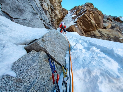 Nevado Huamashraju East, Peru, Iker Pou, Eneko Pou - Iker Pou e Eneko Pou aprono ¡Viva Perú Carajo! sulla parete sud di Nevado Huamashraju East in Perù