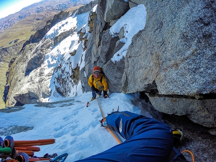 Nevado Huamashraju East, Peru, Iker Pou, Eneko Pou - Iker Pou e Eneko Pou aprono ¡Viva Perú Carajo! sulla parete sud di Nevado Huamashraju East in Perù