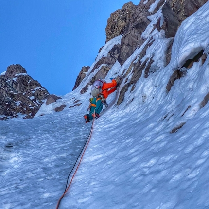 Concha de Caracol, Peru, Anna Pfaff, Andres Marin, Alex Torres - Anna Pfaff, Andres Marin e Alex Torres durante la prima salita di Pan y Ácido sulla parete sud di Concha de Caracol in Peru (13-14/07/2021)