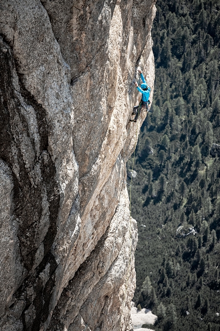 Sass de la Crusc, Dolomiti, Simon Messner, Philipp Prünster, Sinnfresser, Pilastro di Mezzo - Simon Messner sul quarto tiro di Sinnfresser su Sass dla Crusc nelle Dolomiti nel 2020