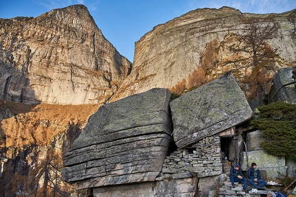 Poncione d’Alnasca, Matteo Della Bordella, Alessandro Zeni - Matteo Della Bordella e Alessandro Zeni sotto Poncione d’Alnasca in Svizzera