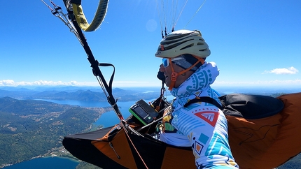 Edoardo Colombo da Gressoney a Gorizia in parapendio - Edoardo Colombo: sopra Mergozzo con il Lago Maggiore dietro