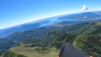 Edoardo Colombo da Gressoney a Gorizia in parapendio - Edoardo Colombo: Lago Maggiore con vista su Stresa