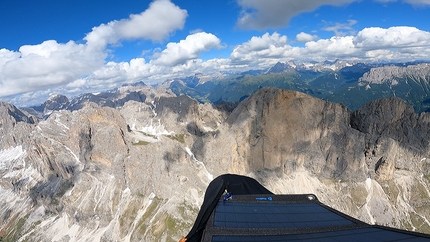 Edoardo Colombo da Gressoney a Gorizia in parapendio - Edoardo Colombo sopra il Catinaccio nelle Dolomiti