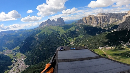 Edoardo Colombo da Gressoney a Gorizia in parapendio - Edoardo Colombo: sopra Canazei in Val di Fassa