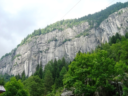 Valle Daone, Pocahontas, Scoglio di Boazzo, Matteo Rivadossi - L'imponente parete dello Scoglio di Boazzo in Val Daone. Pocahontas si sviluppa nella parte a destra, 30 m a sx del diedro che delimita il Settore Orion