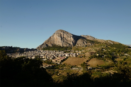 Climbing Tour Sicilia, Massimo Malpezzi - Arrampicata Sicilia: il paese di Caltavuturo con la sua Rocca di Sciara