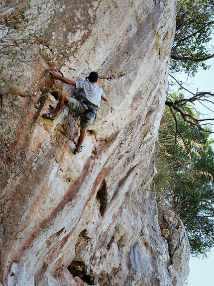 Climbing Tour Sicilia, Massimo Malpezzi - Arrampicata Sicilia: Dario di Gabriele prova la sua nuova creatura al settore sx della falesia di Caltavuturo, un probabile 8c abbondante